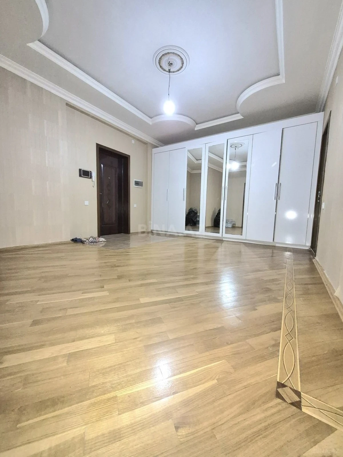 Satılır 3 otaqlı mənzil 165 m²