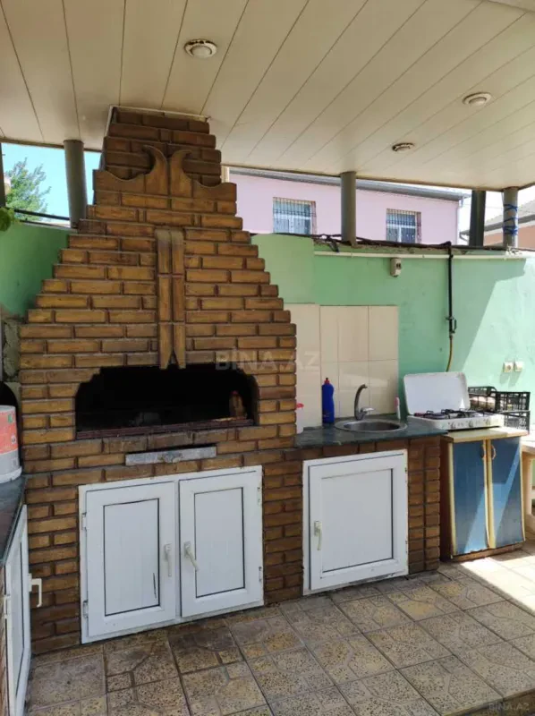 Satılır 8 otaqlı həyət evi 250 m²