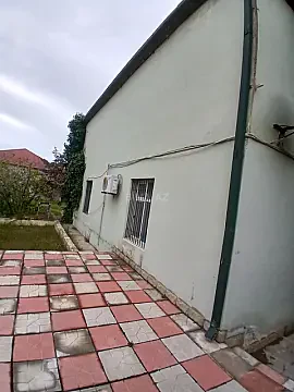 Satılır 8 otaqlı həyət evi 250 m²