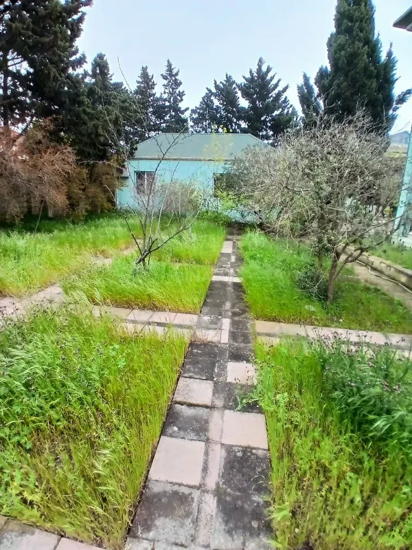 Satılır 8 otaqlı həyət evi 250 m²