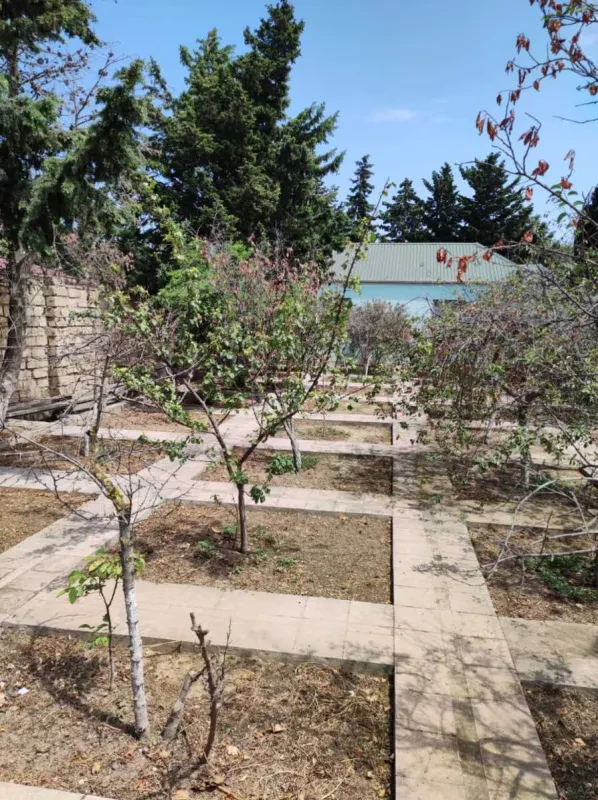 Satılır 8 otaqlı həyət evi 250 m²