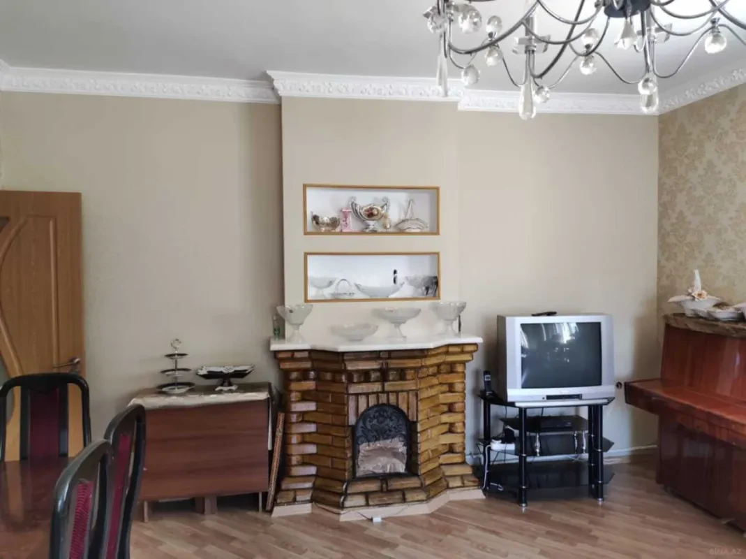 Satılır 8 otaqlı həyət evi 250 m²