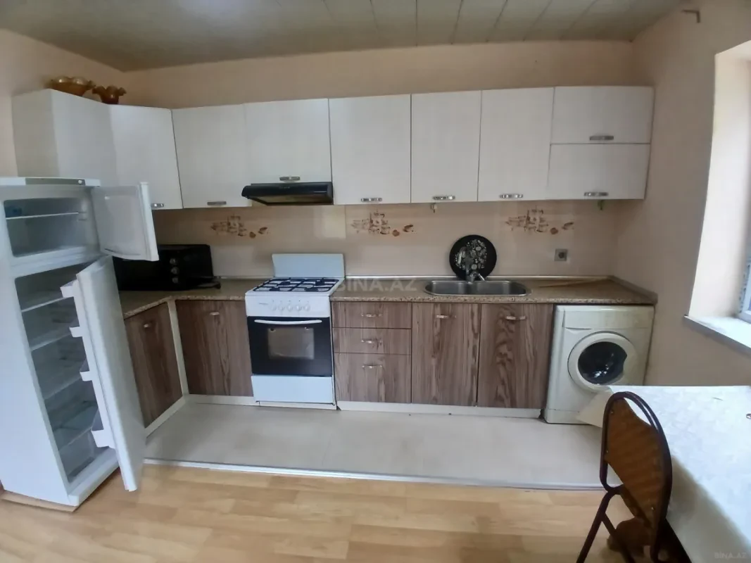 Satılır 8 otaqlı həyət evi 250 m²