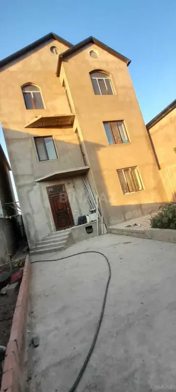 Satılır 9 otaqlı həyət evi 300 m²