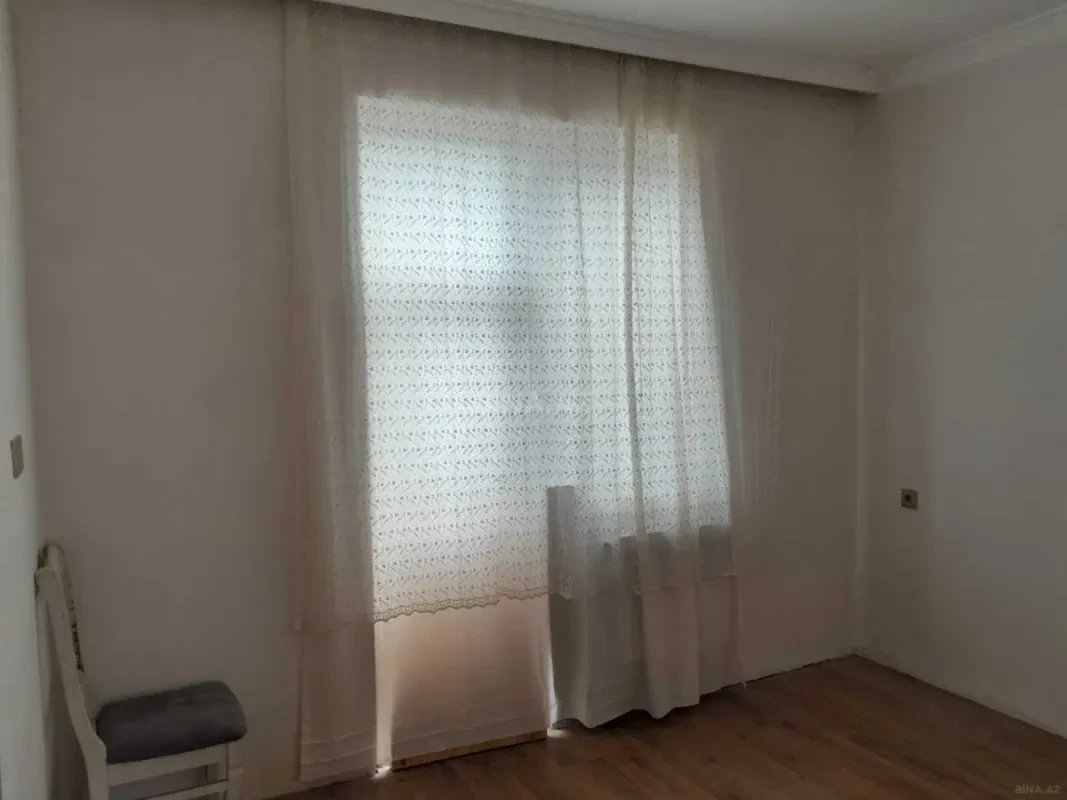 Satılır 9 otaqlı həyət evi 300 m²