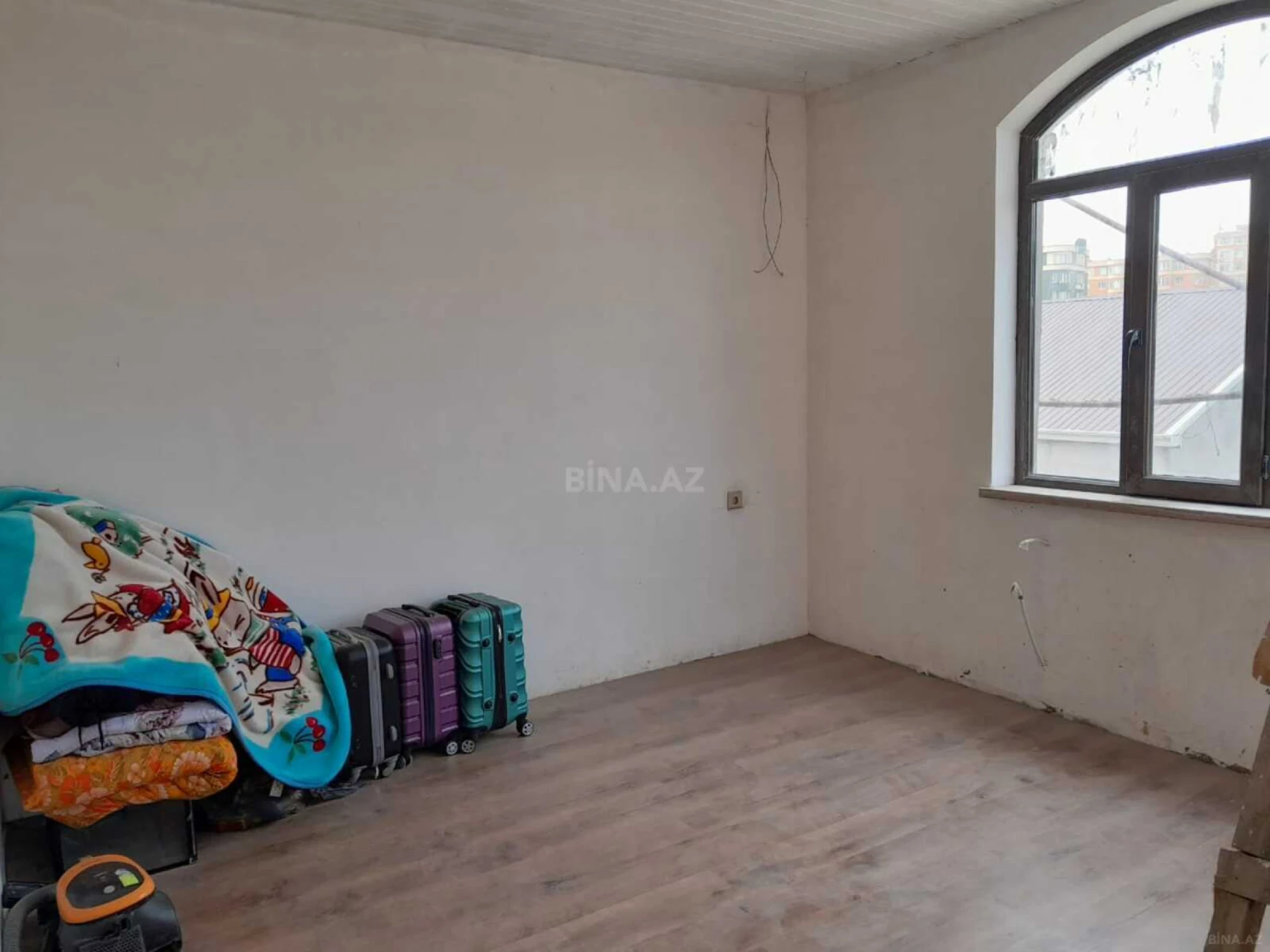 Satılır 9 otaqlı həyət evi 300 m²
