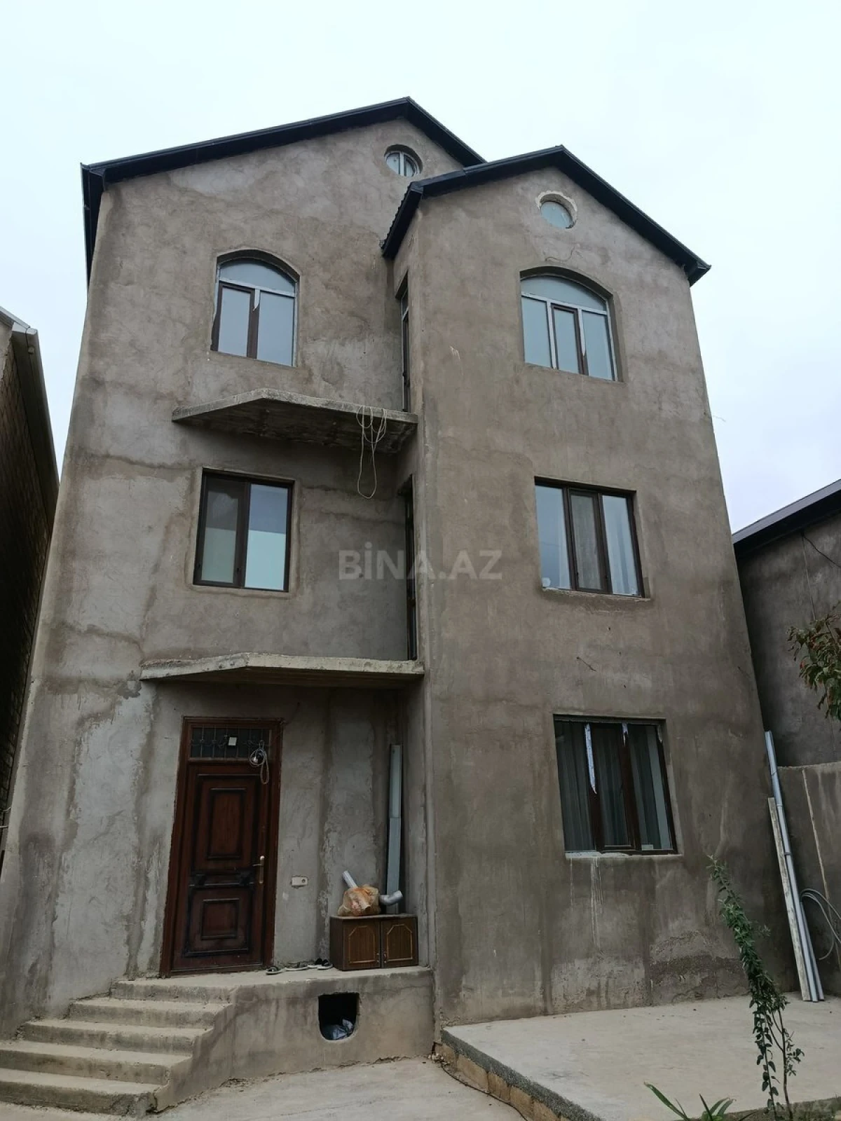 Satılır 9 otaqlı həyət evi 300 m²