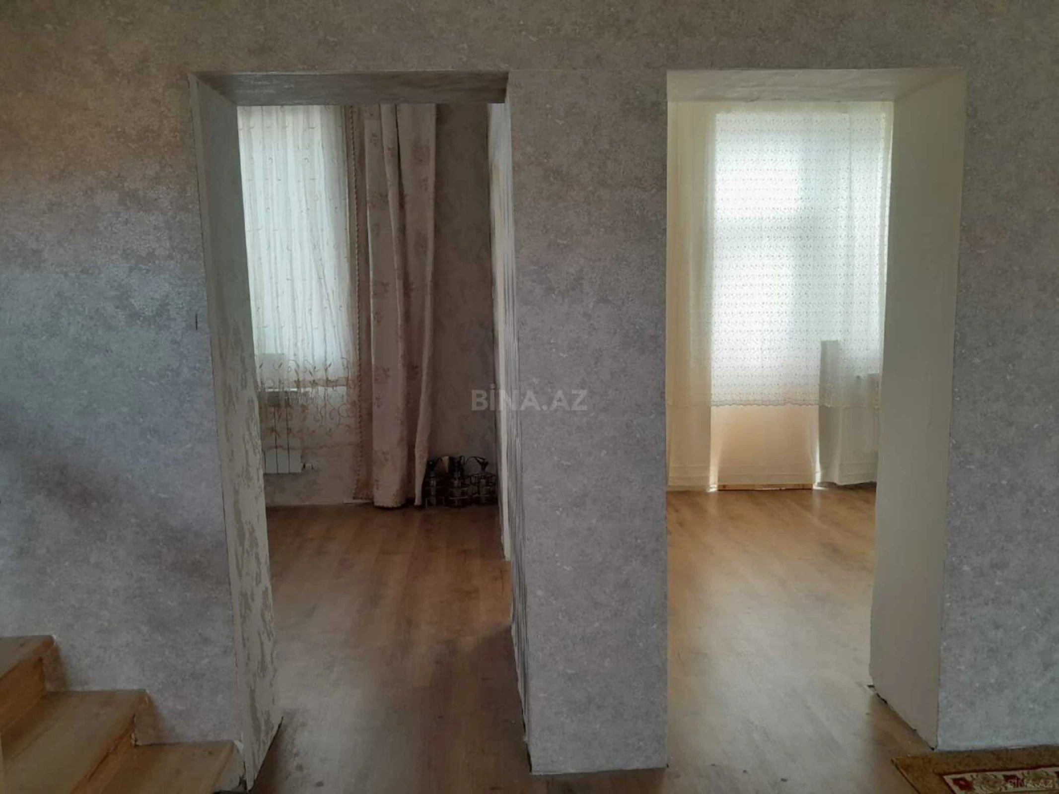 Satılır 9 otaqlı həyət evi 300 m²