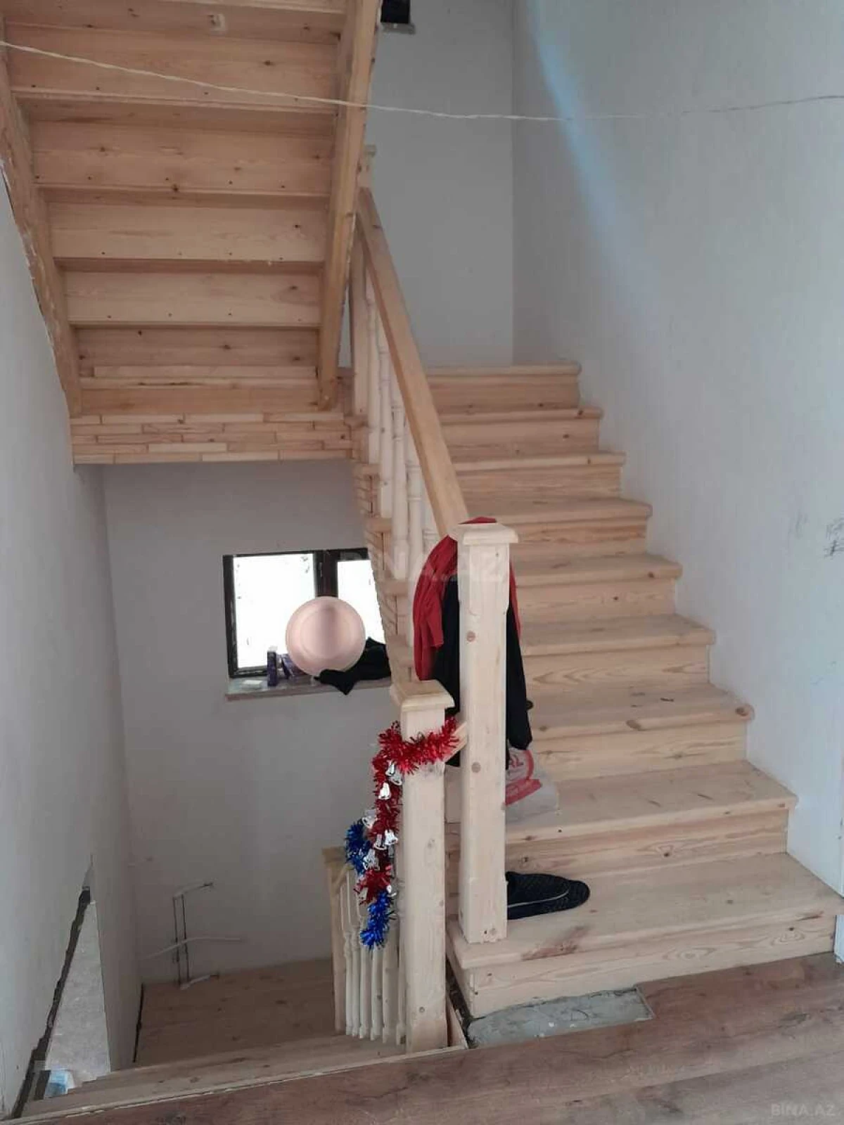 Satılır 9 otaqlı həyət evi 300 m²