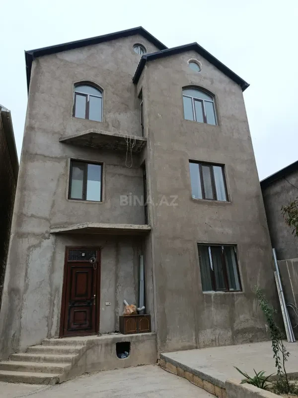Satılır 9 otaqlı həyət evi 300 m²
