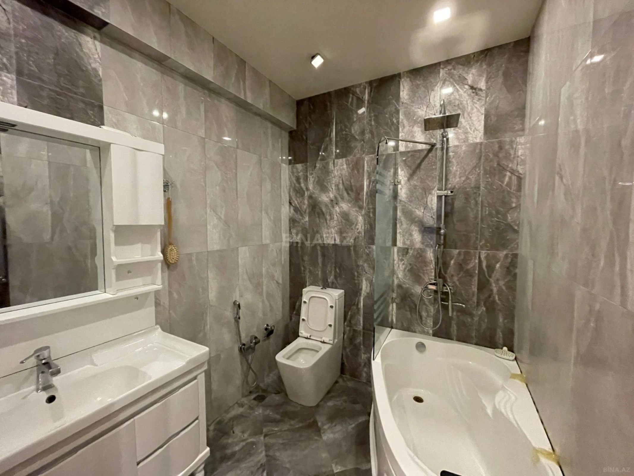 Satılır 2 otaqlı mənzil 96 m²