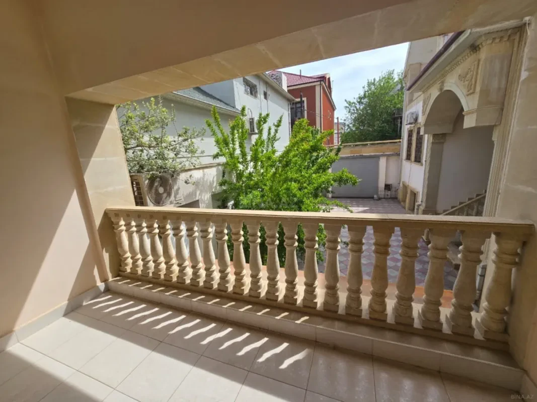 Satılır 11 otaqlı həyət evi 860 m²