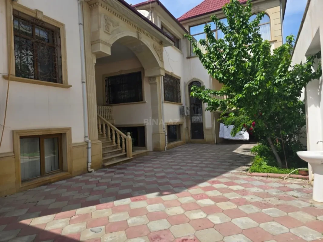 Satılır 11 otaqlı həyət evi 860 m²