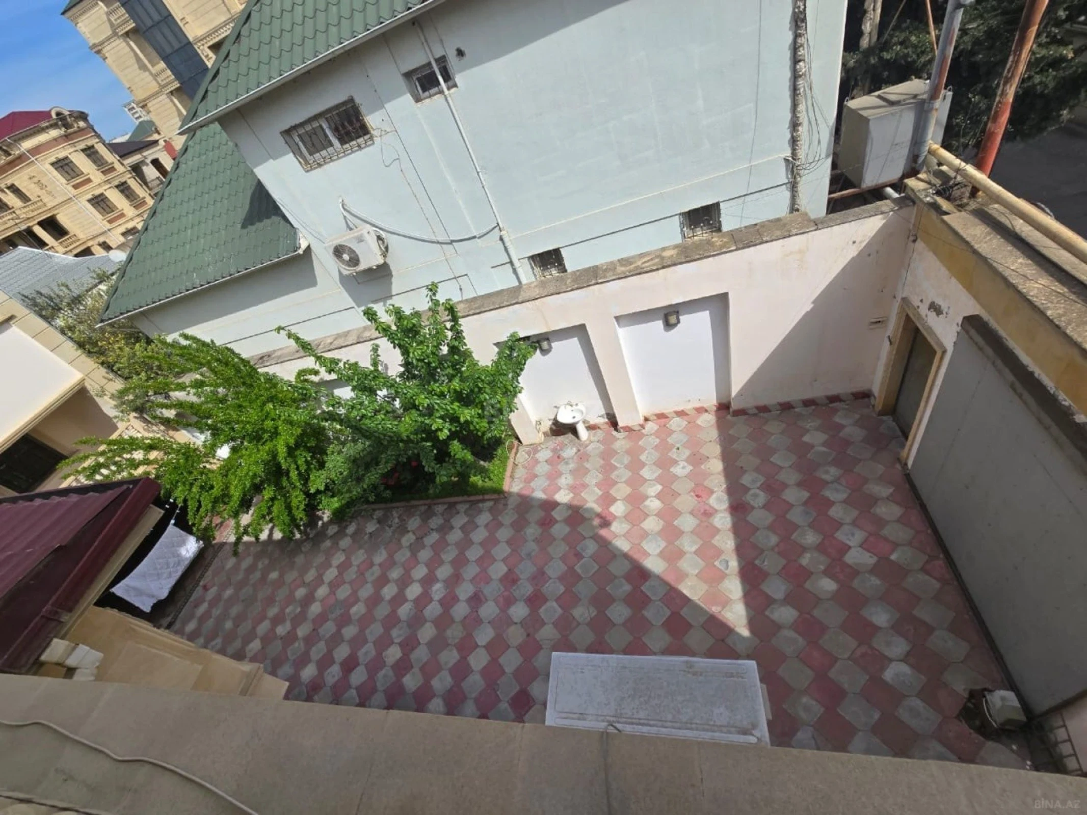 Satılır 11 otaqlı həyət evi 860 m²