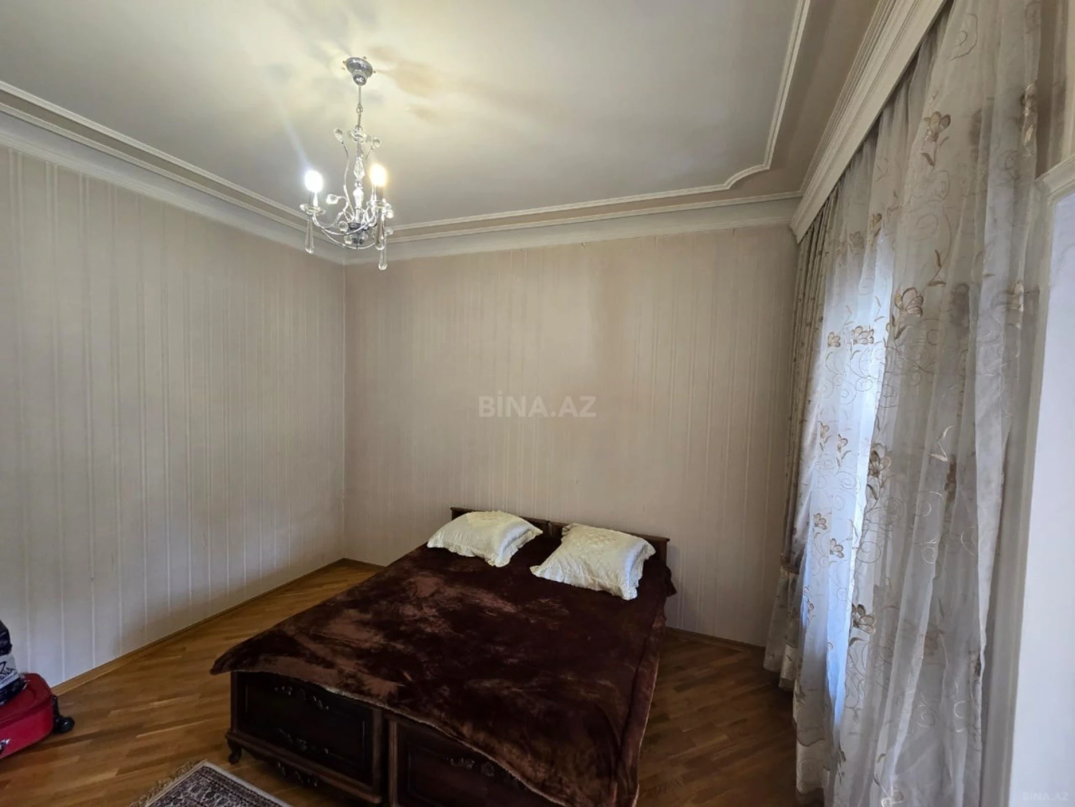 Satılır 11 otaqlı həyət evi 860 m²