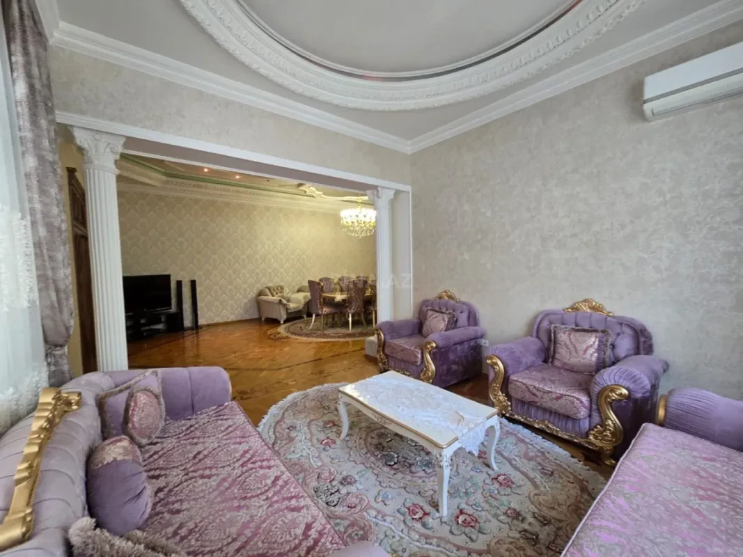 Satılır 11 otaqlı həyət evi 860 m²