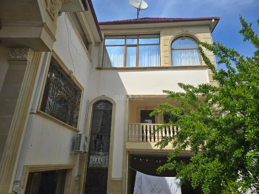 Satılır 11 otaqlı həyət evi 860 m²