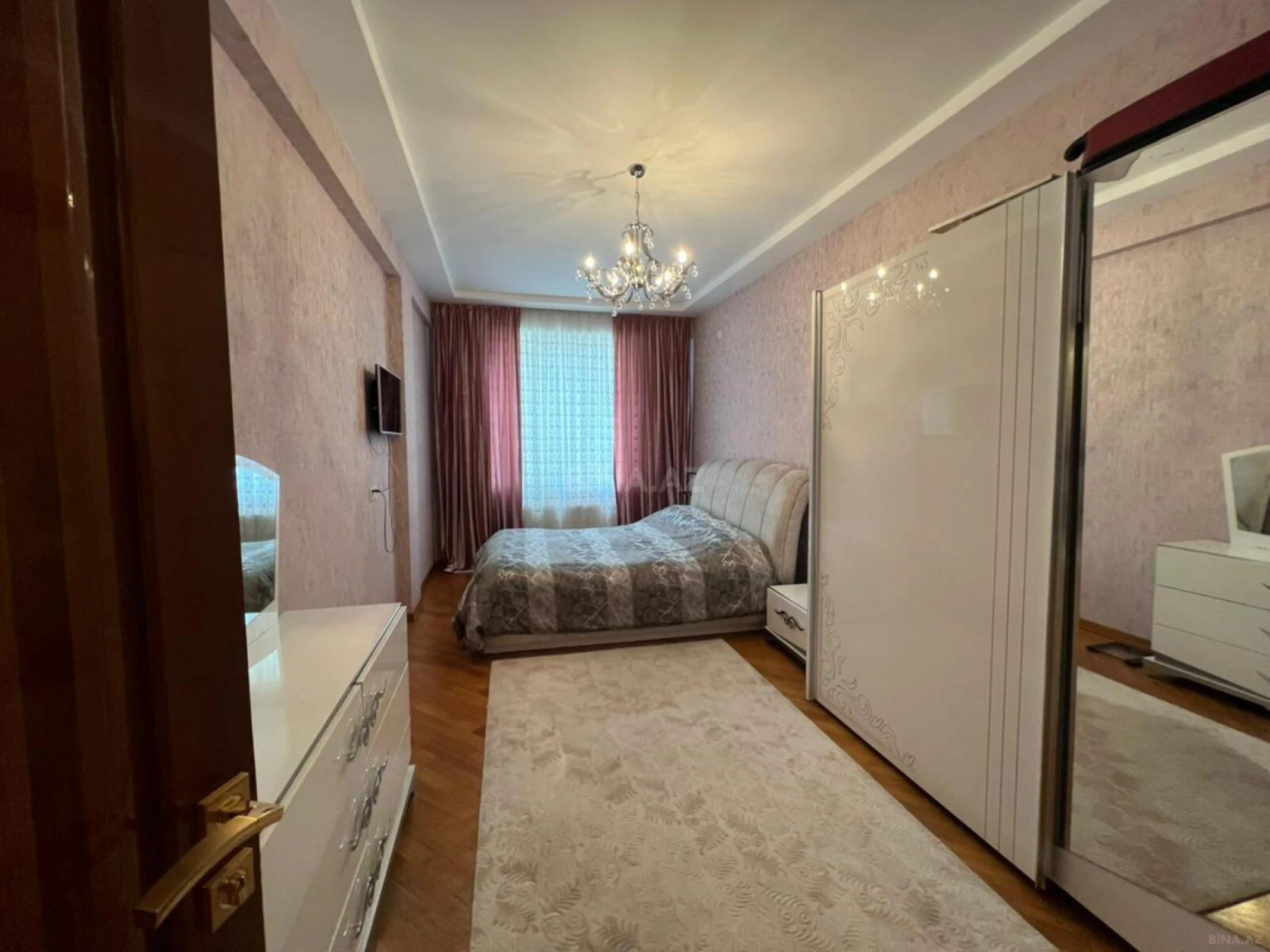 Satılır 4 otaqlı mənzil 155 m²