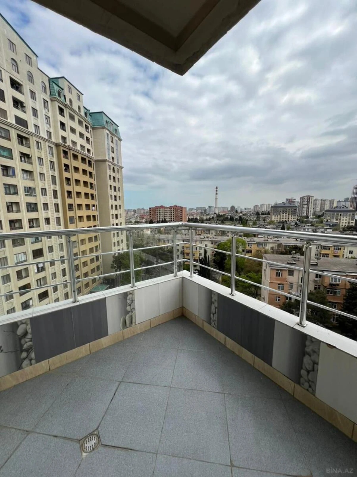 Satılır 4 otaqlı mənzil 155 m²