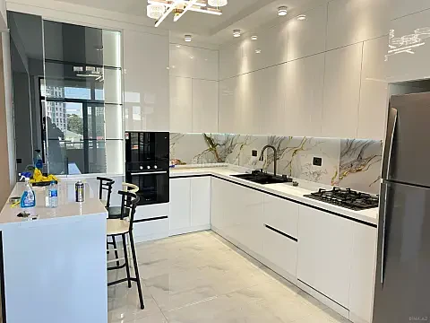 Satılır 3 otaqlı mənzil 130 m²