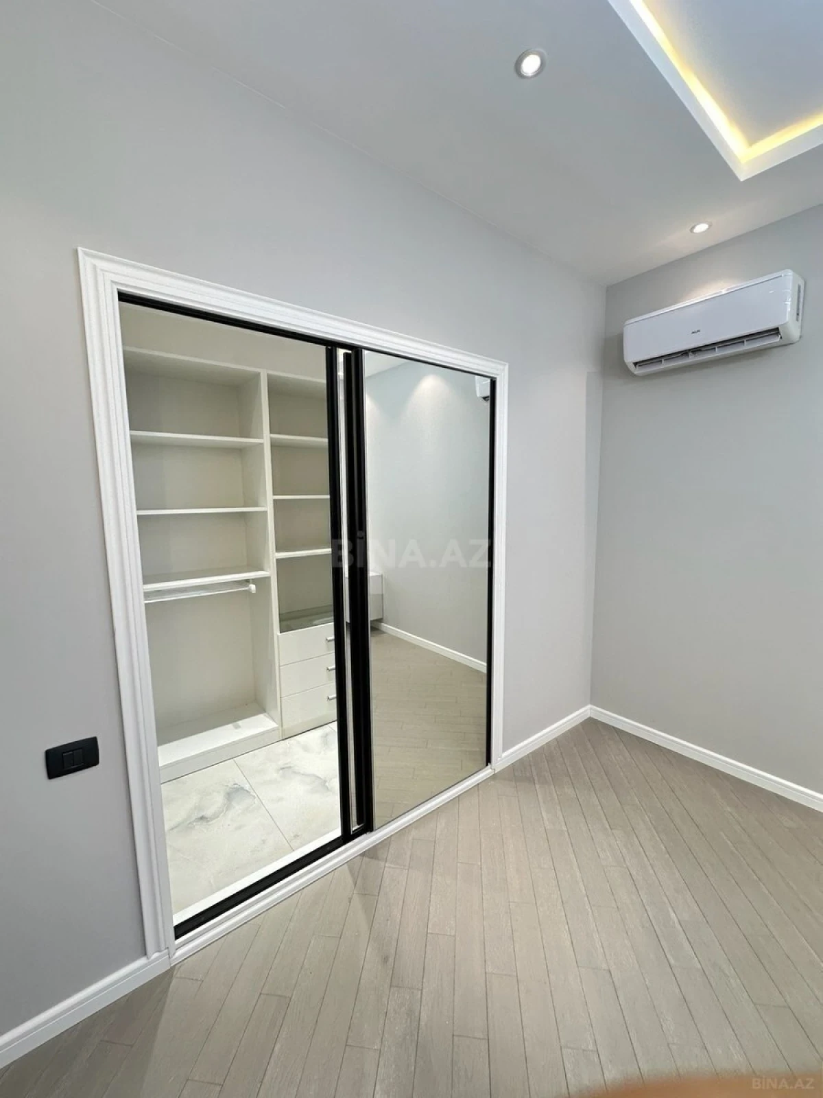 Satılır 3 otaqlı mənzil 130 m²