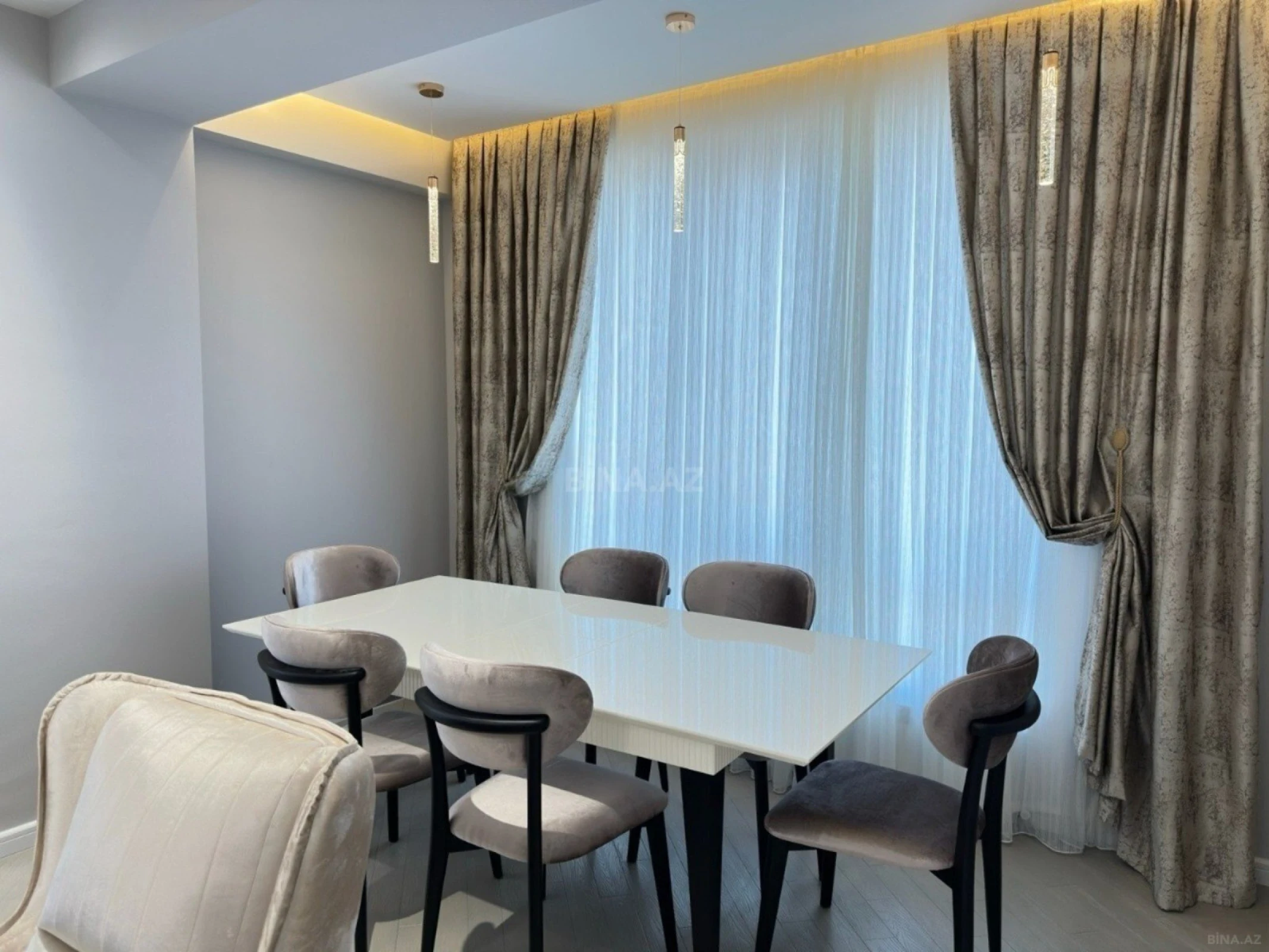 Satılır 3 otaqlı mənzil 130 m²