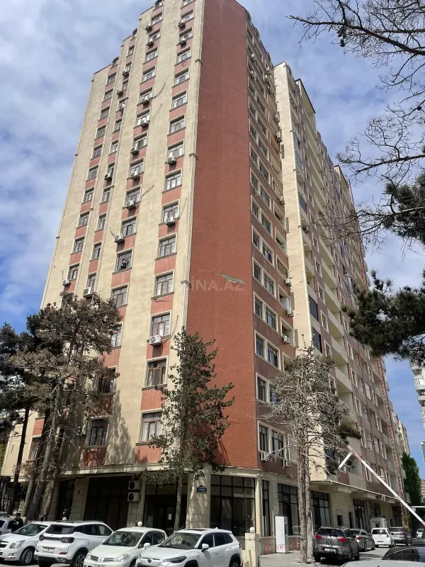 Satılır 4 otaqlı mənzil 177 m²