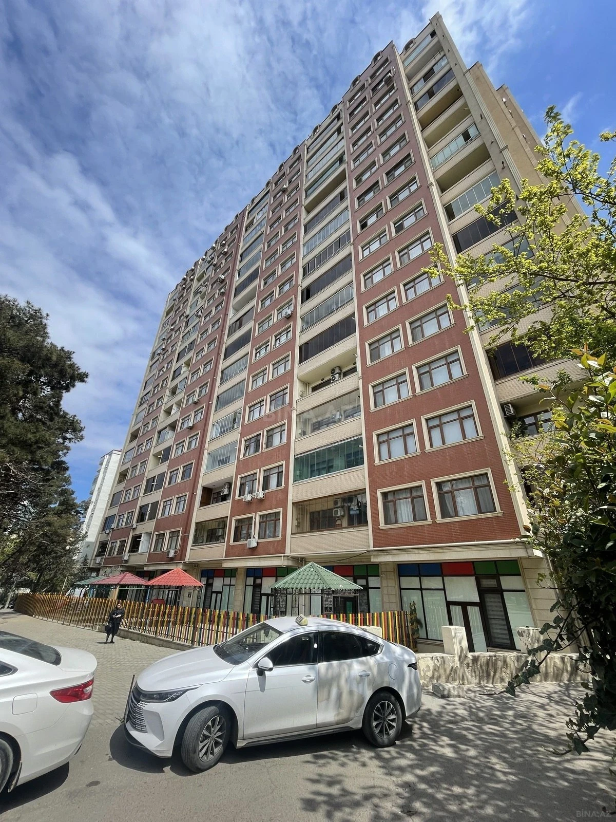 Satılır 4 otaqlı mənzil 177 m²