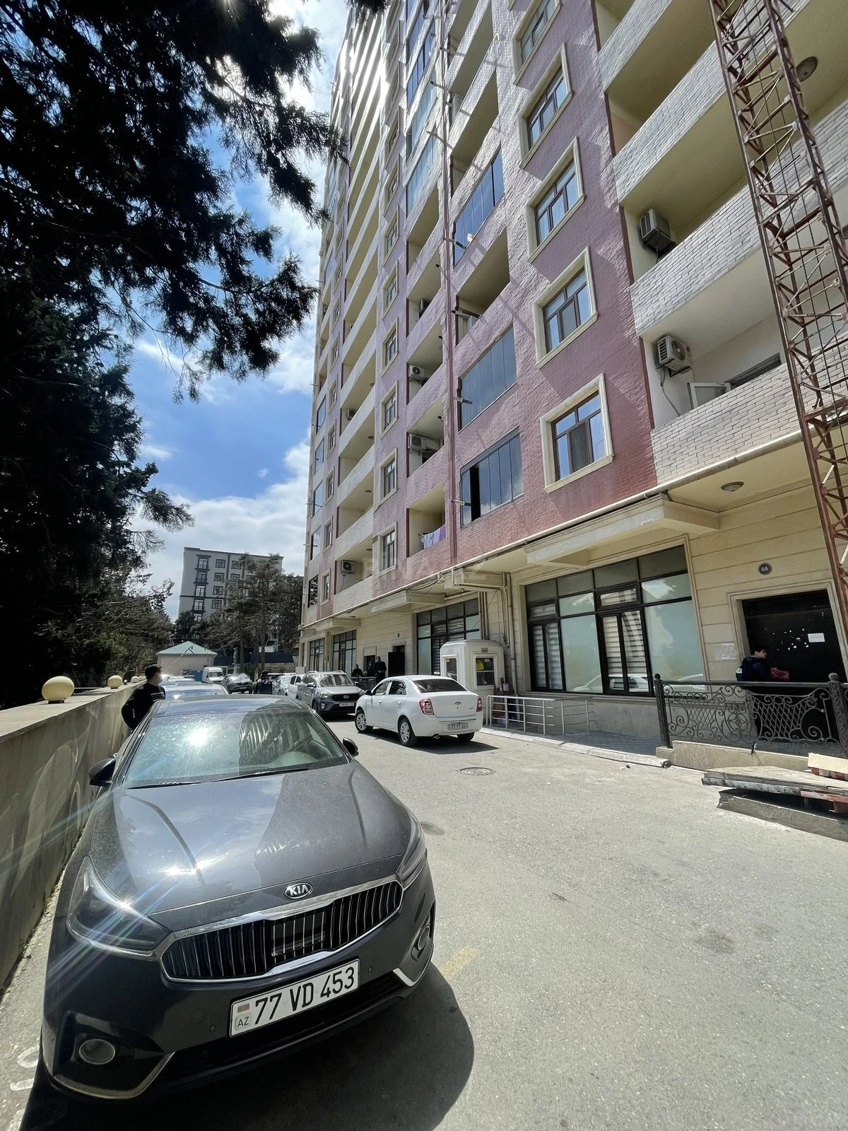 Satılır 4 otaqlı mənzil 177 m²