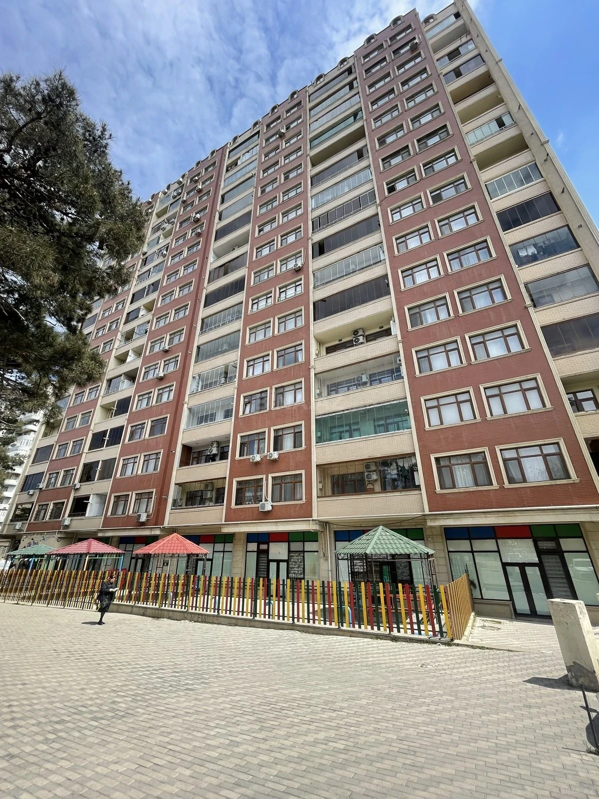 Satılır 4 otaqlı mənzil 177 m²