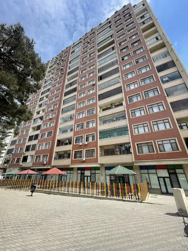 Satılır 4 otaqlı mənzil 177 m²