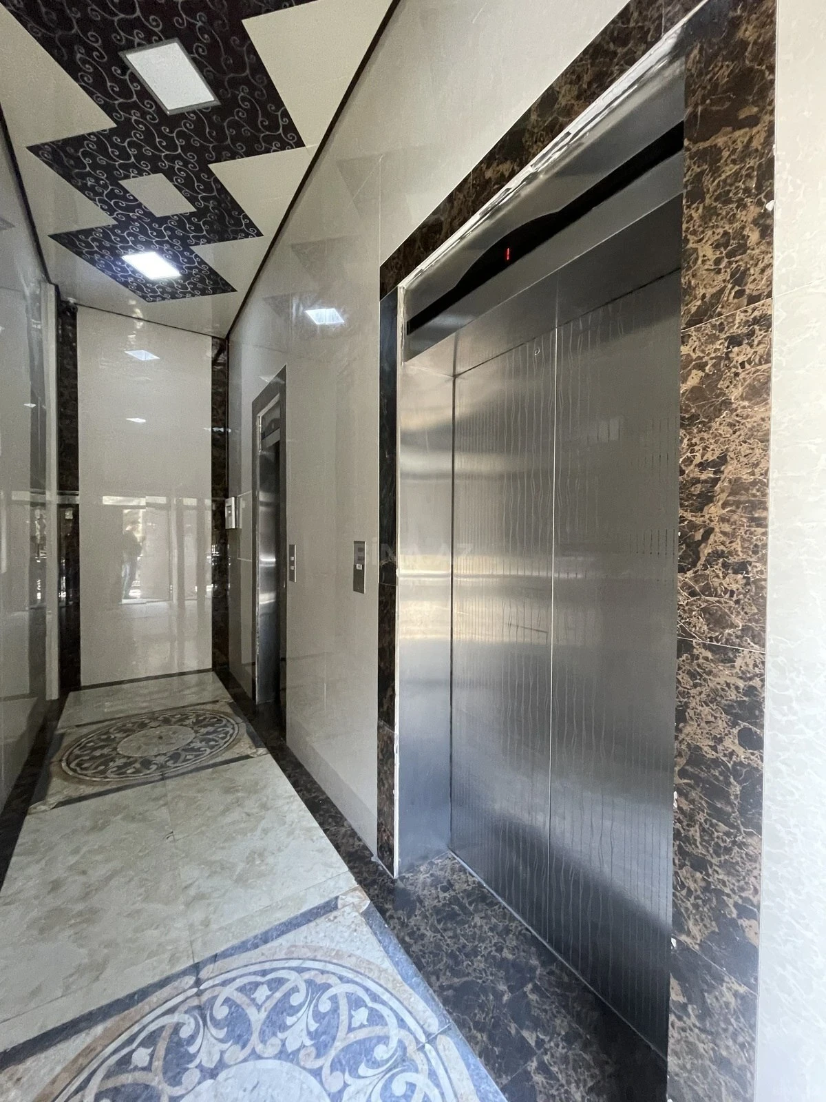 Satılır 4 otaqlı mənzil 177 m²