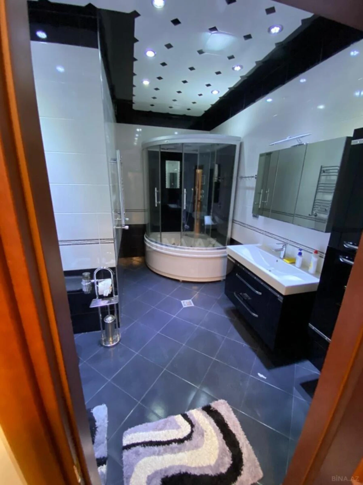 Kirayə verilir 3 otaqlı mənzil 180 m²