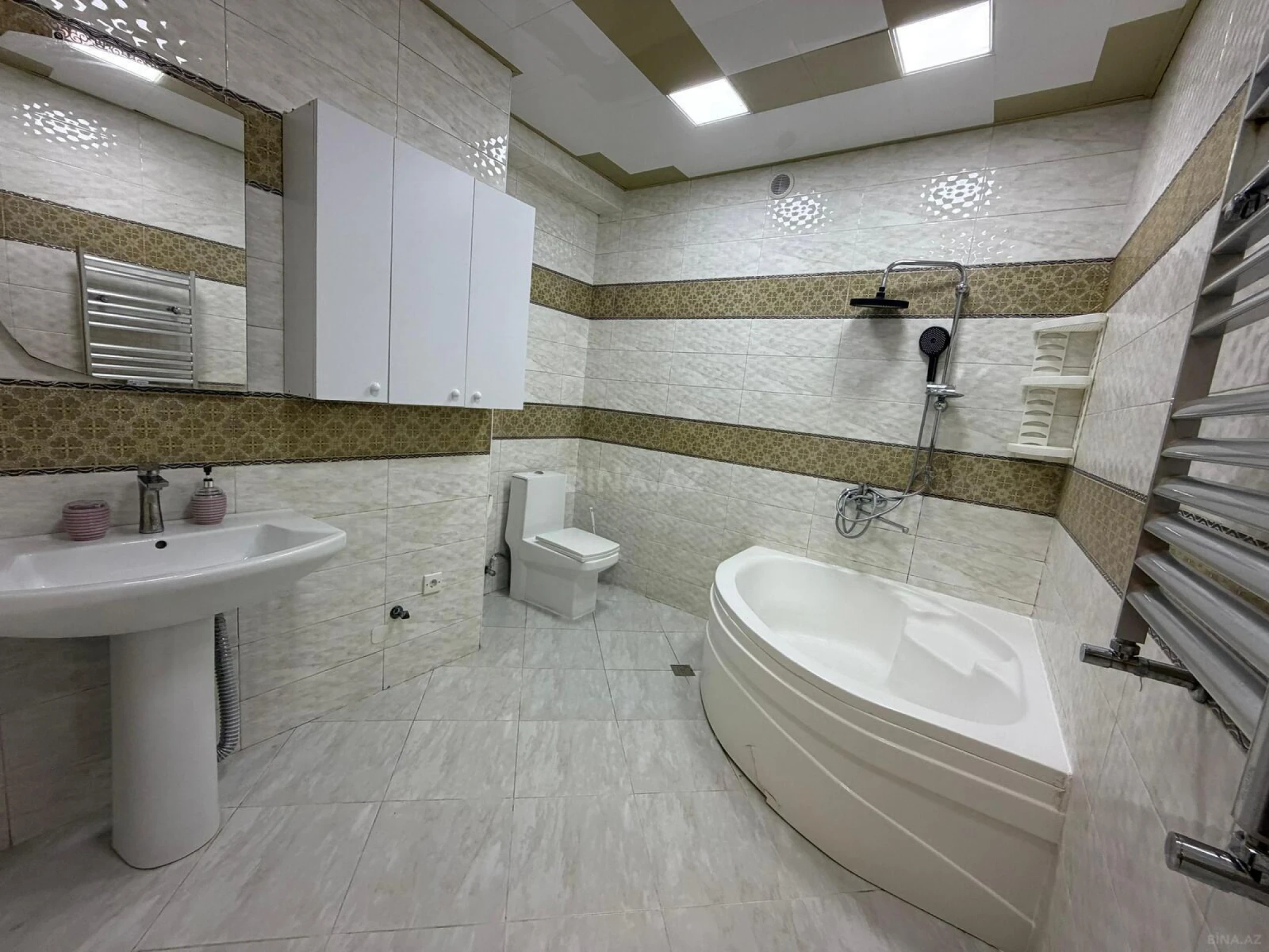 Kirayə verilir 4 otaqlı mənzil 170 m²