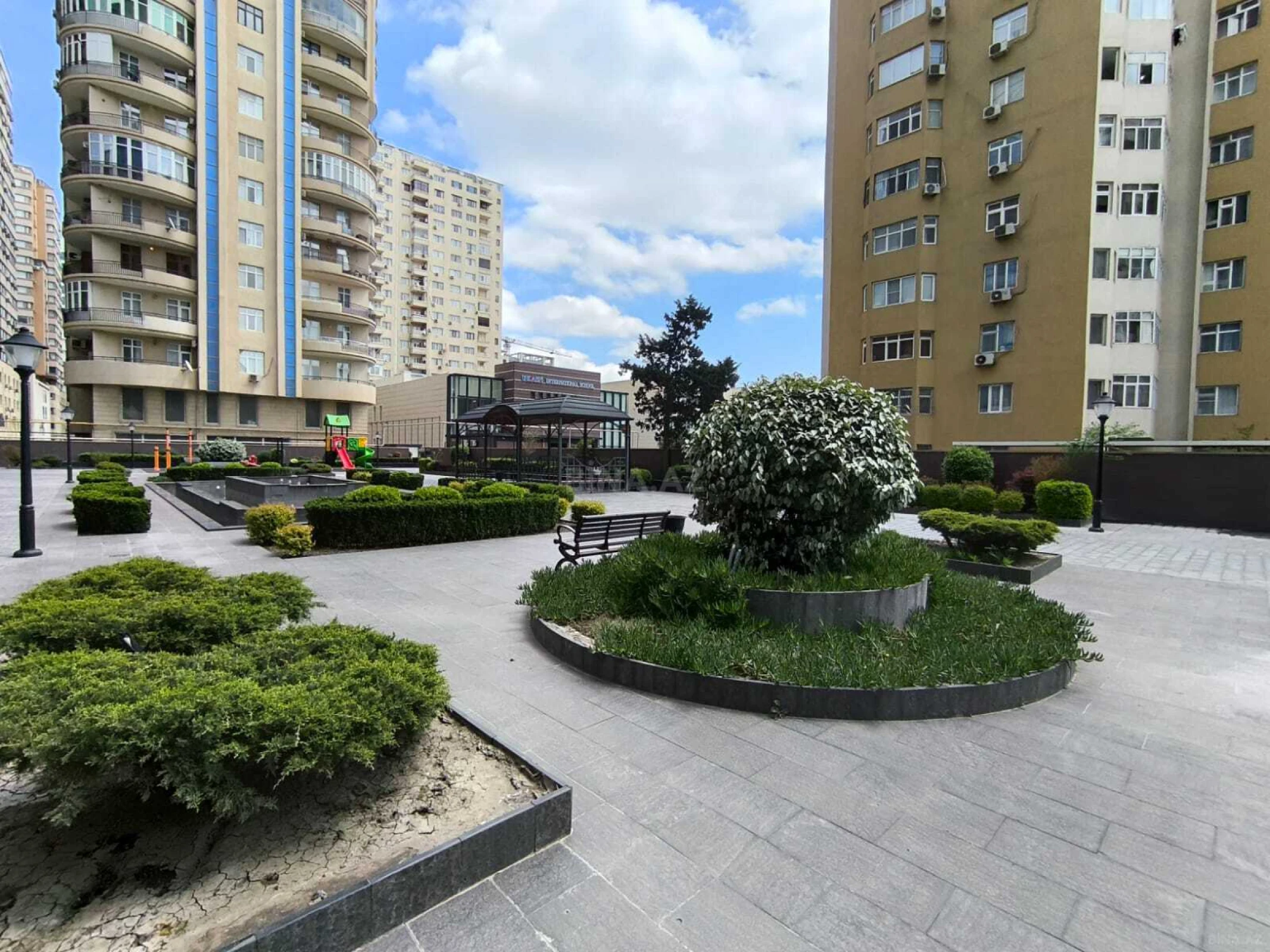 Kirayə verilir 4 otaqlı mənzil 200 m²