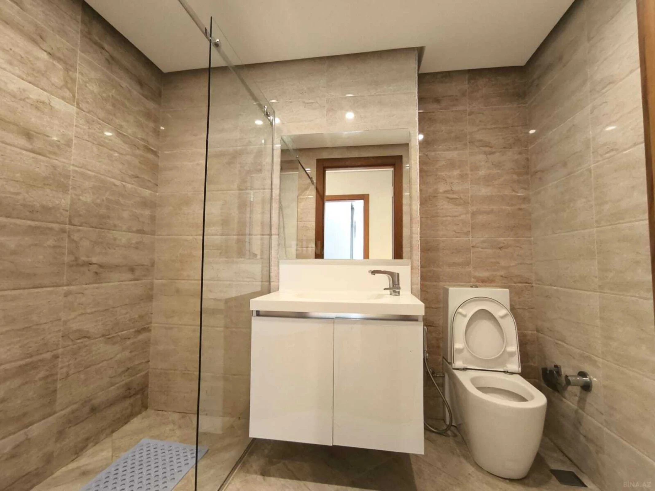 Kirayə verilir 4 otaqlı mənzil 200 m²