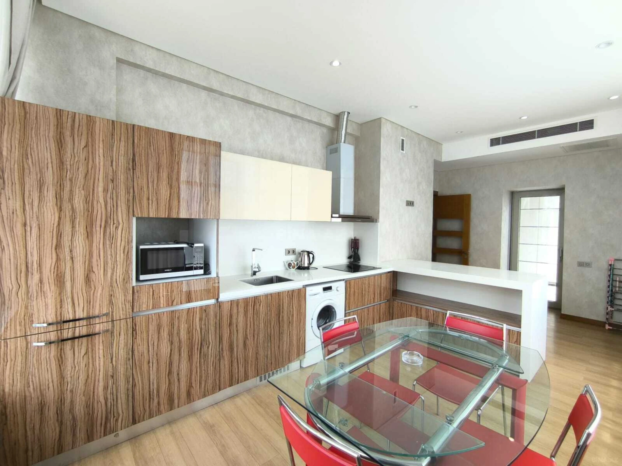 Kirayə verilir 4 otaqlı mənzil 200 m²