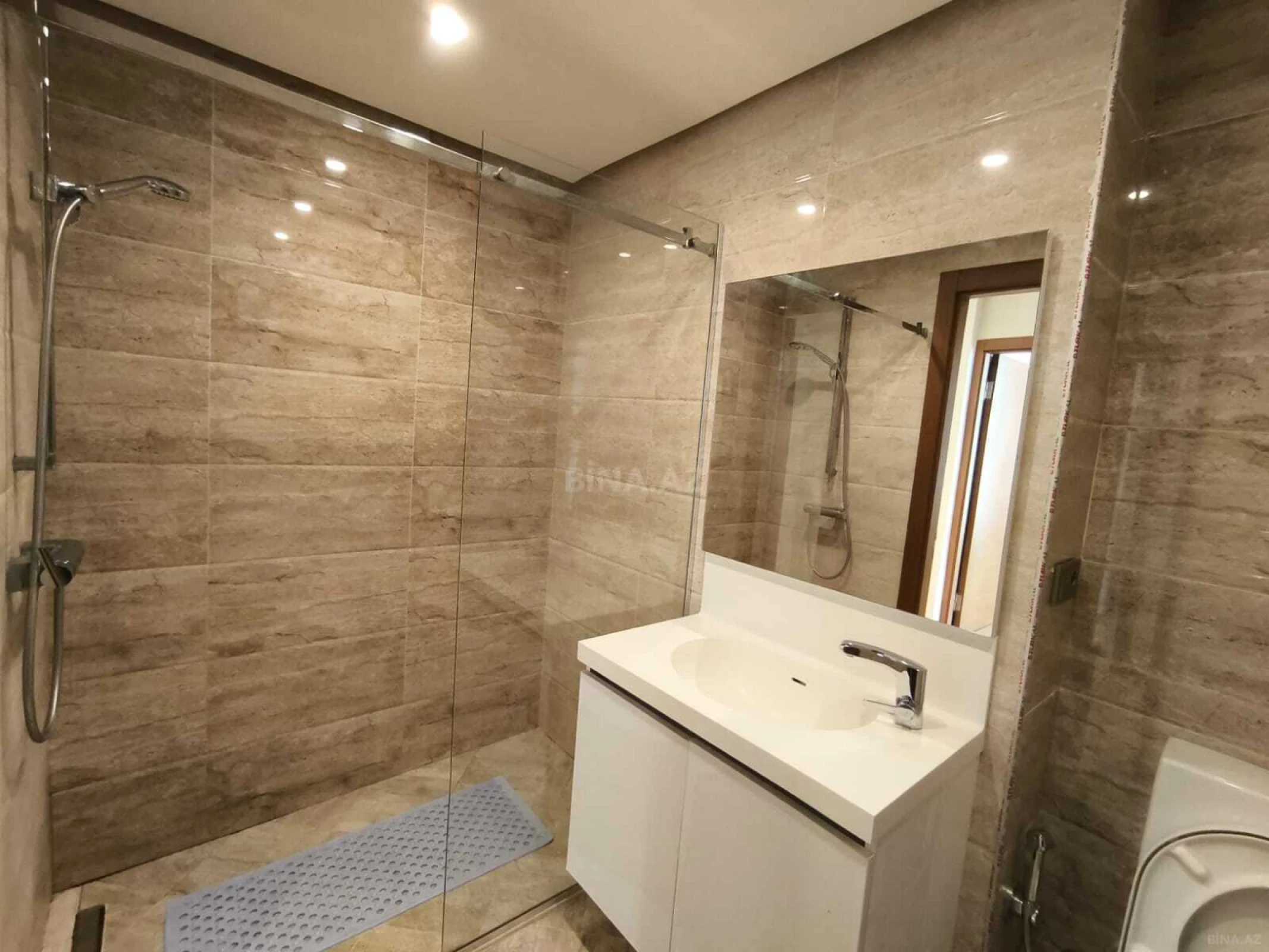 Kirayə verilir 4 otaqlı mənzil 200 m²