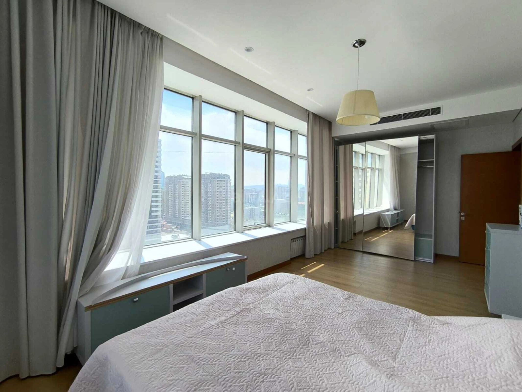 Kirayə verilir 4 otaqlı mənzil 200 m²