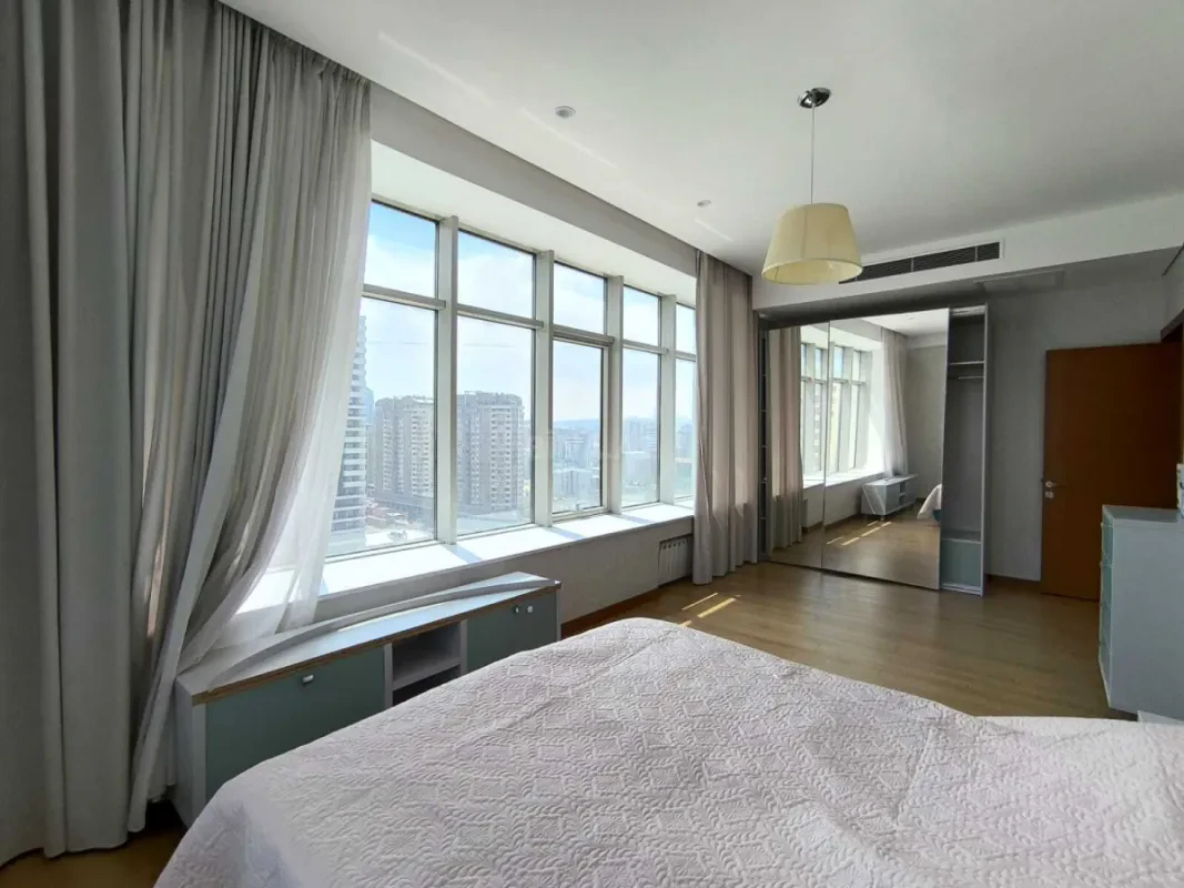 Kirayə verilir 4 otaqlı mənzil 200 m²