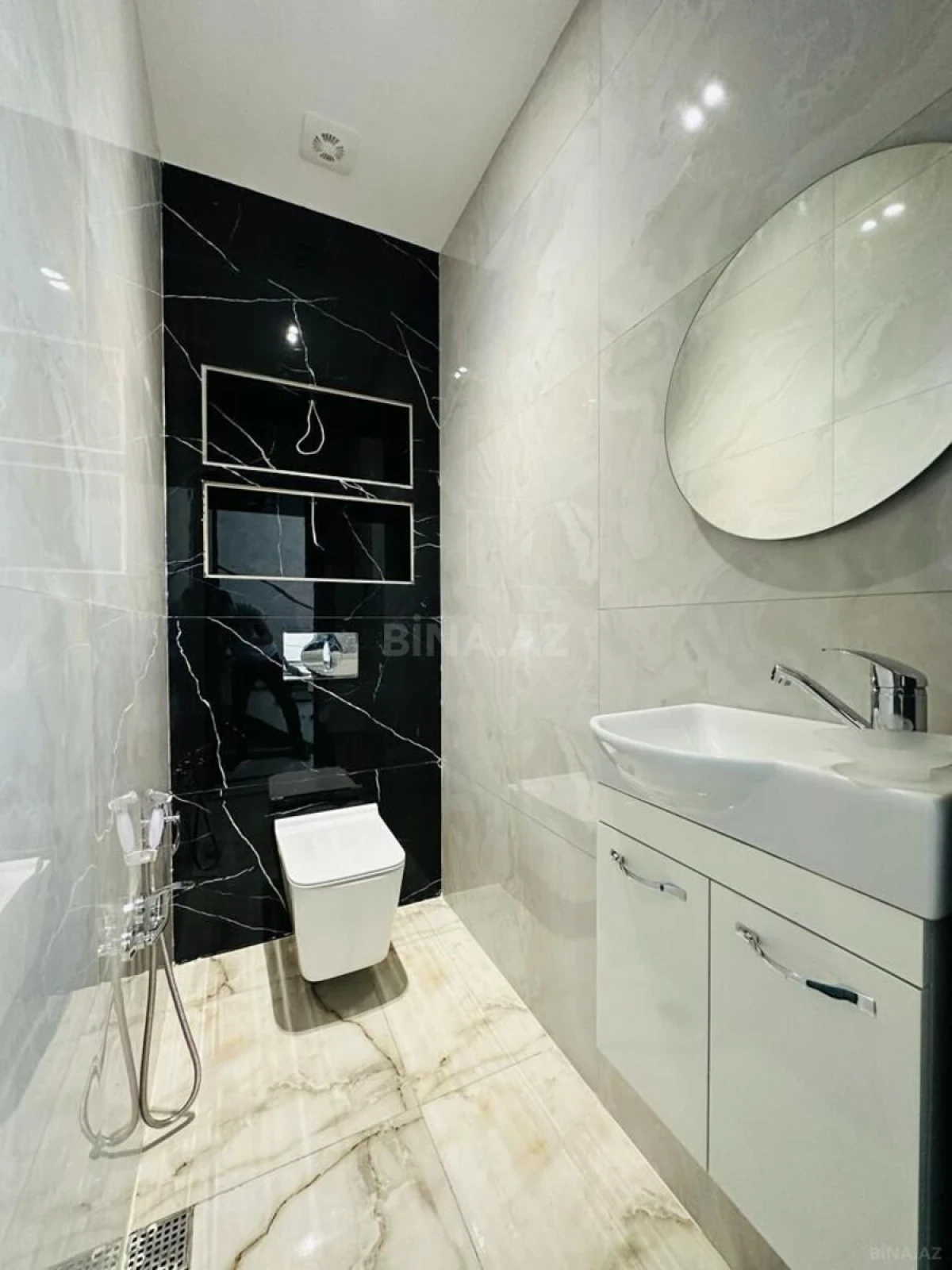 Satılır 6 otaqlı həyət evi 370 m²