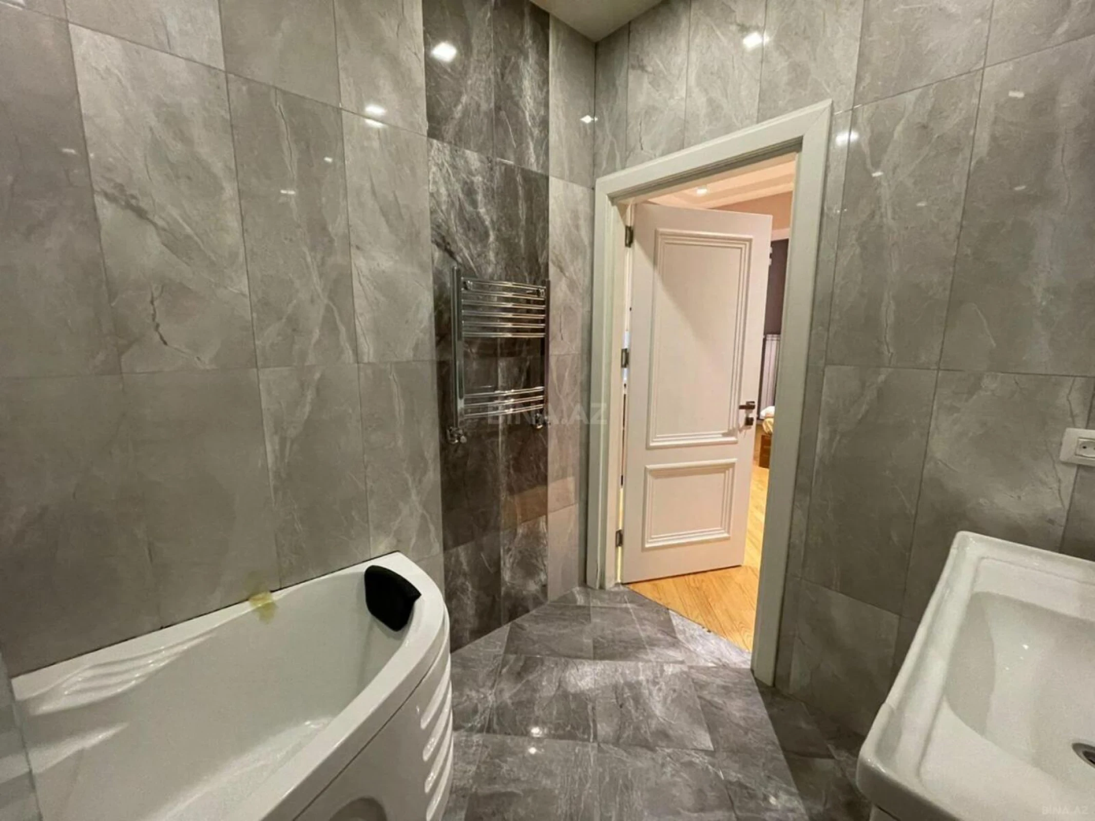 Kirayə verilir 2 otaqlı mənzil 87 m²