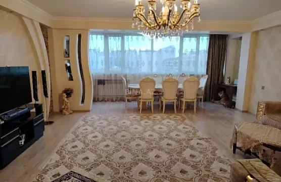 Satılır 4 otaqlı mənzil 121 m²