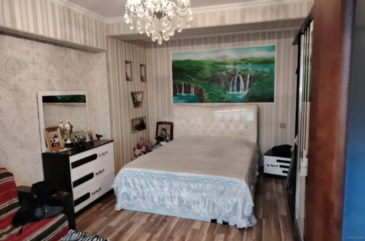 Satılır 4 otaqlı mənzil 121 m²