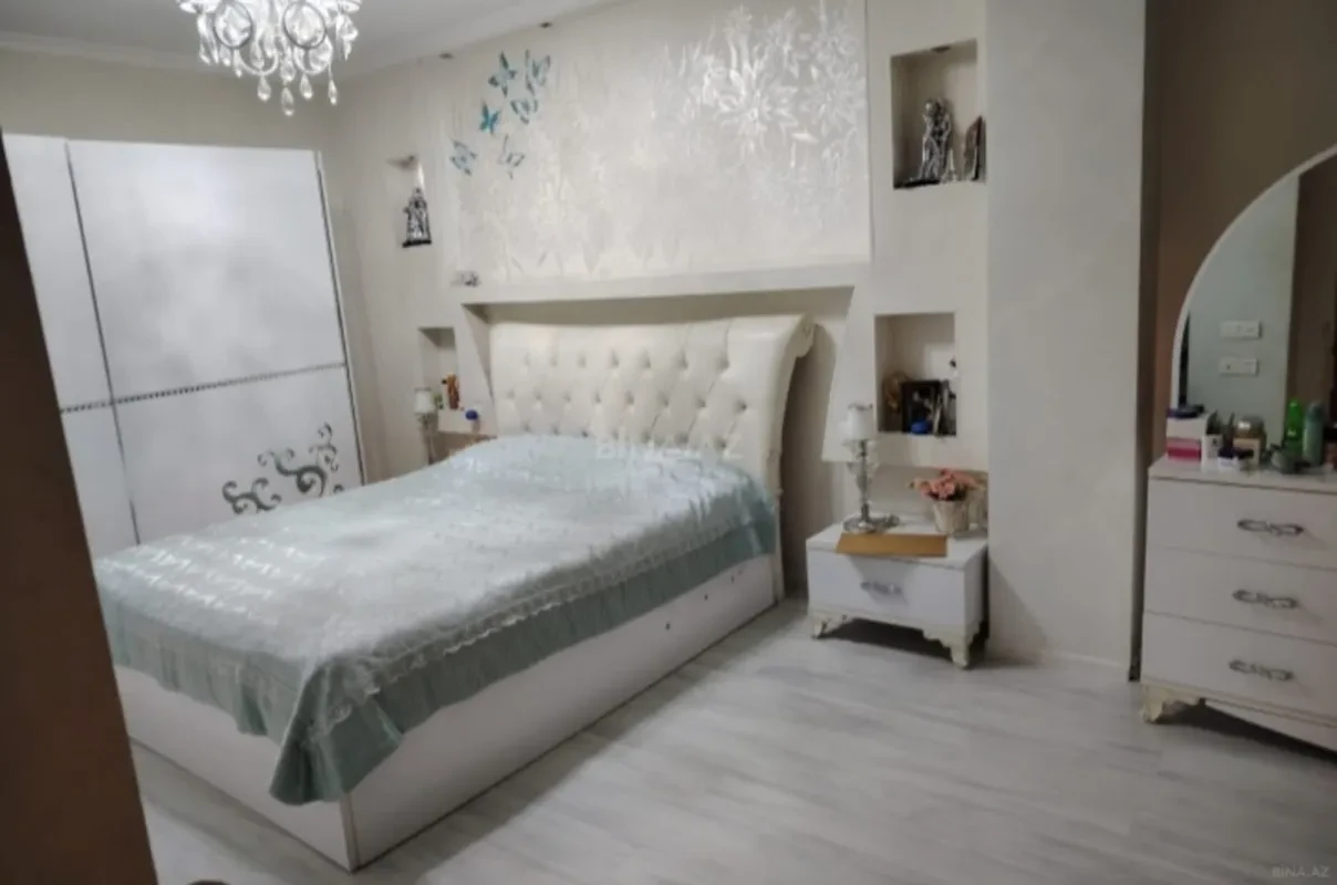 Satılır 4 otaqlı mənzil 121 m²