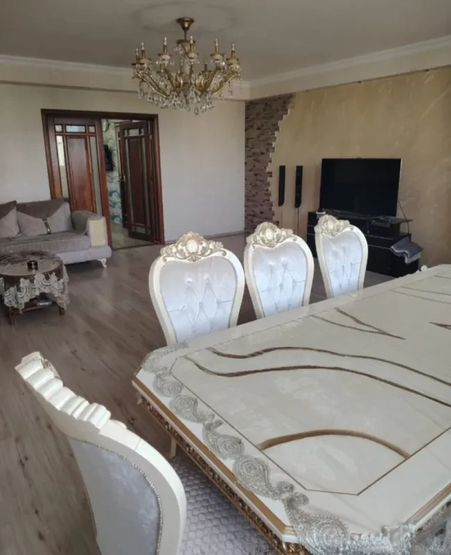Satılır 4 otaqlı mənzil 121 m²