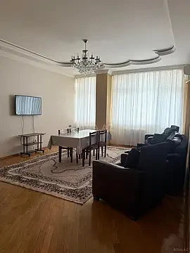 Kirayə verilir 4 otaqlı mənzil 143 m²