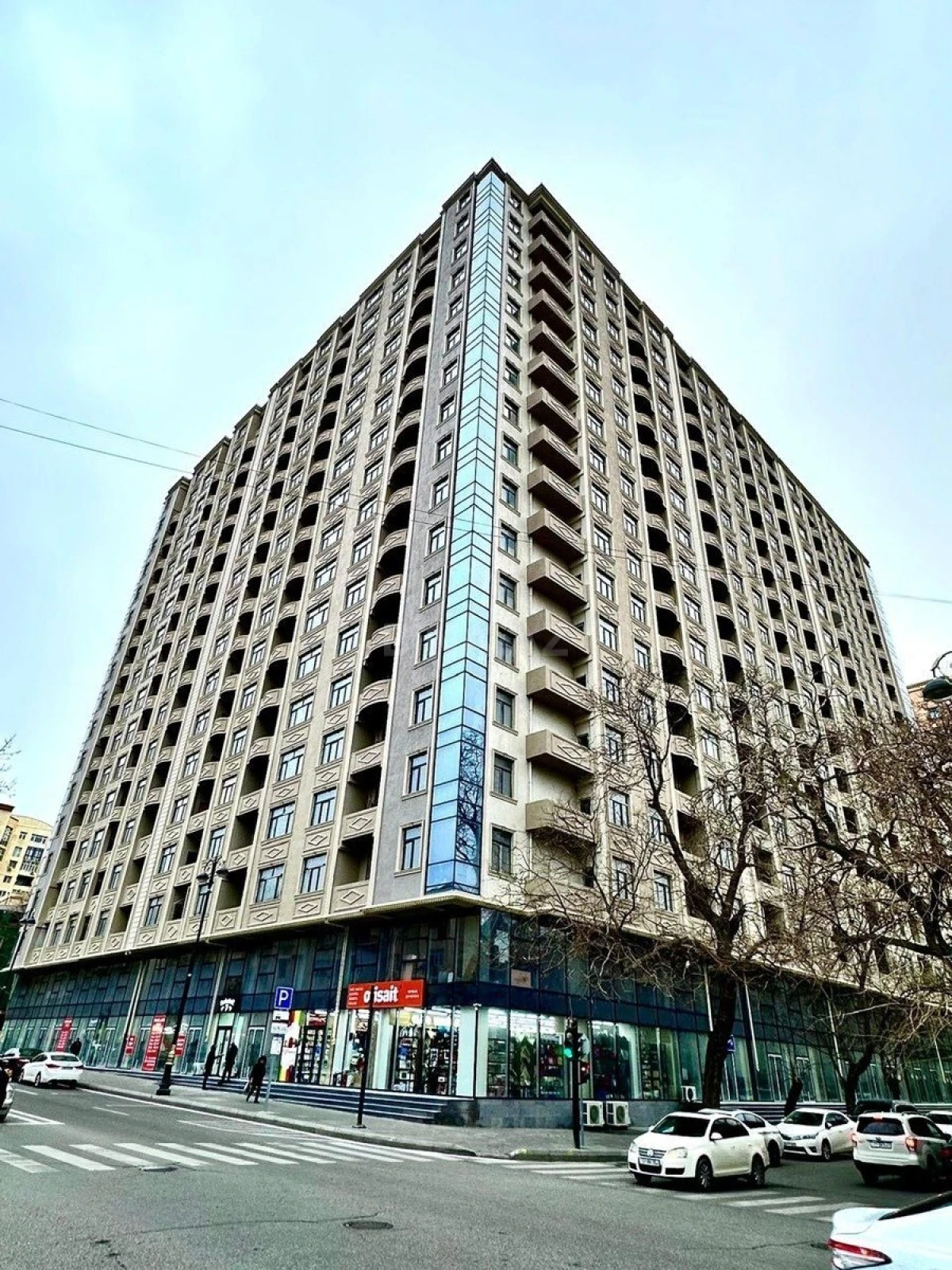 Satılır 3 otaqlı mənzil 141 m²