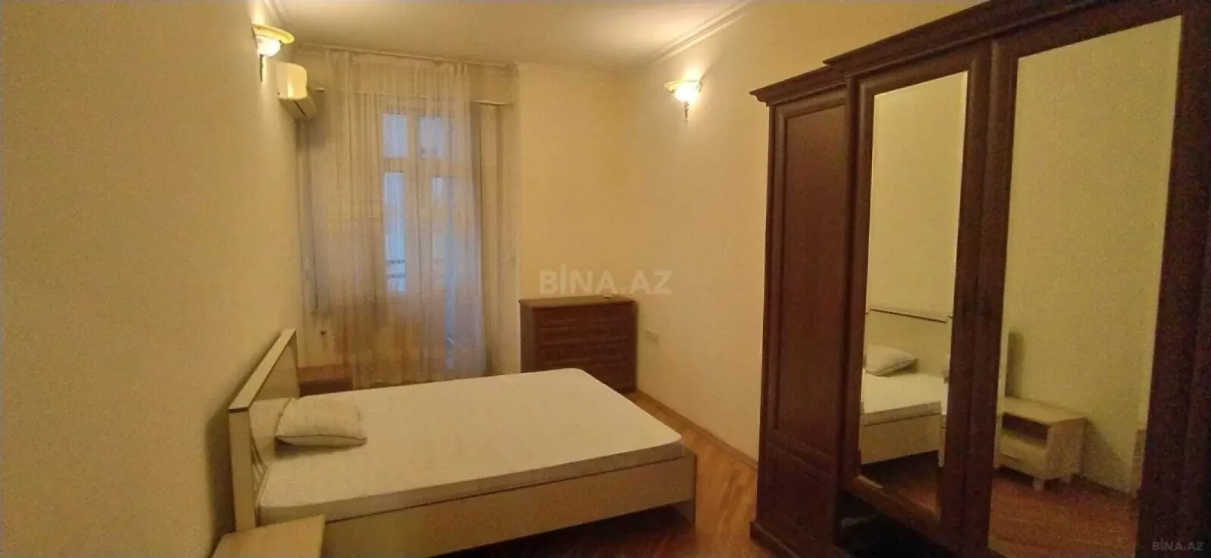 Satılır 4 otaqlı mənzil 220 m²