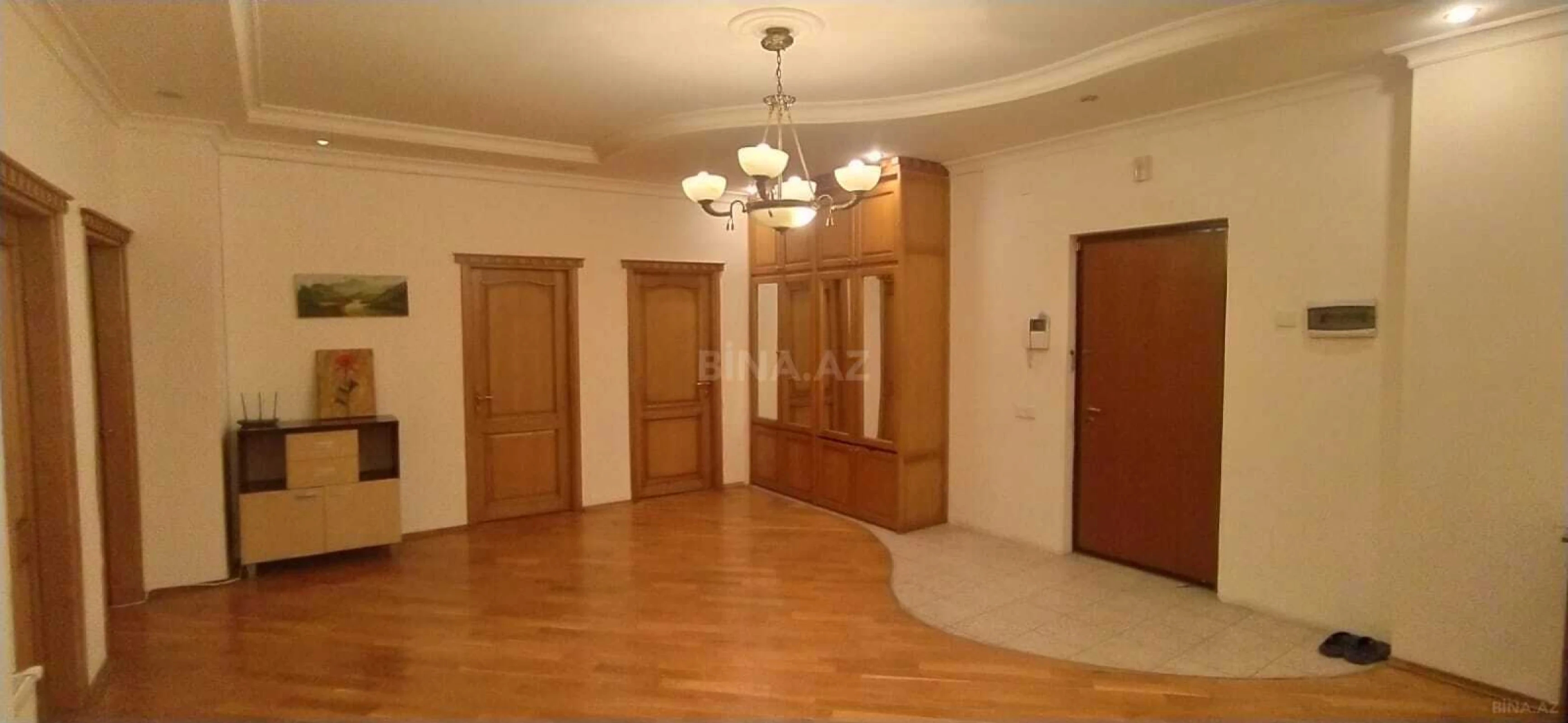 Satılır 4 otaqlı mənzil 220 m²